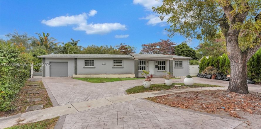 House in North Miami Beach, Florida 3 bedrooms, 185.8 sq.m. № 2071124