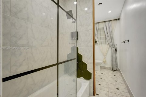 House in North Miami Beach, Florida 3 bedrooms, 185.8 sq.m. № 2071124 - photo 13