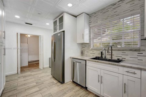 House in North Miami Beach, Florida 3 bedrooms, 185.8 sq.m. № 2071124 - photo 20