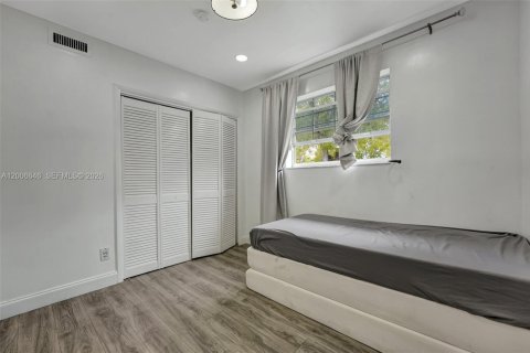 House in North Miami Beach, Florida 3 bedrooms, 185.8 sq.m. № 2071124 - photo 5