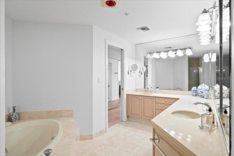 Condo in Longboat Key, Florida, 3 bedrooms  № 1906134 - photo 17