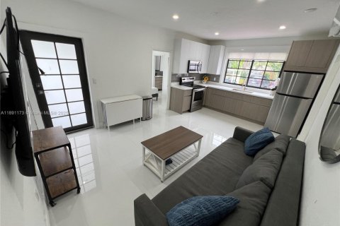 Снять в аренду виллу или дом в Майами-Бич, Флорида 3 спальни, 92.9м2, № 1944537 - фото 2