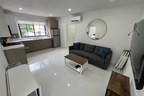 Снять в аренду виллу или дом в Майами-Бич, Флорида 3 спальни, 92.9м2, № 1944537 - фото 1