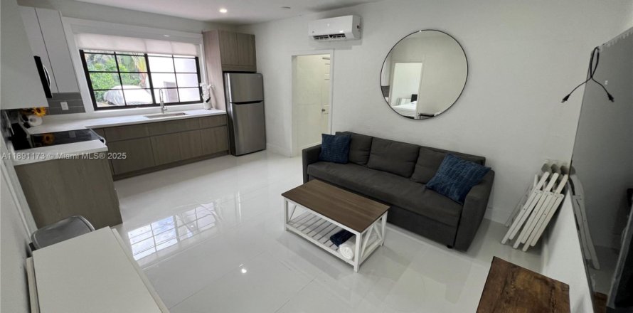 Дом в Майами-Бич, Флорида 3 спальни, 92.9м2 № 1944537