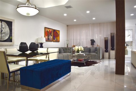 Снять в аренду виллу или дом в Дорал, Флорида 4 спальни, 212.47м2, № 2031165 - фото 2