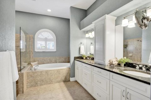 House in Cortez, Florida 4 bedrooms, 347.64 sq.m. № 1557103 - photo 23