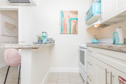 Villa ou maison à louer à Fort Lauderdale, Floride: 42.46 m2 № 2388492 - photo 2
