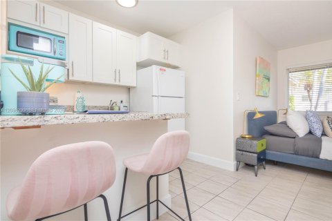 Villa ou maison à louer à Fort Lauderdale, Floride: 42.46 m2 № 2388492 - photo 3