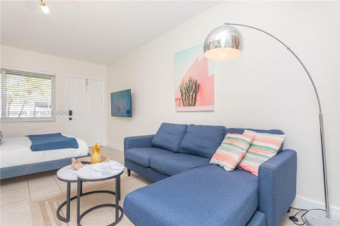 Villa ou maison à louer à Fort Lauderdale, Floride: 42.46 m2 № 2388492 - photo 12