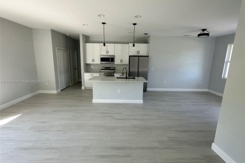 Casa en venta en Port Charlotte, Florida, 4 dormitorios № 1945224 - foto 2