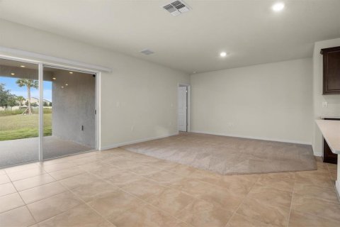 House in Clermont, Florida 4 bedrooms, 146.79 sq.m. № 2218217 - photo 11