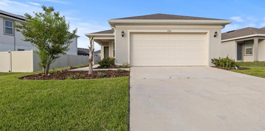 House in Clermont, Florida 4 bedrooms, 146.79 sq.m. № 2218217