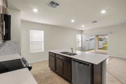 House in Clermont, Florida 4 bedrooms, 146.79 sq.m. № 2218217 - photo 8