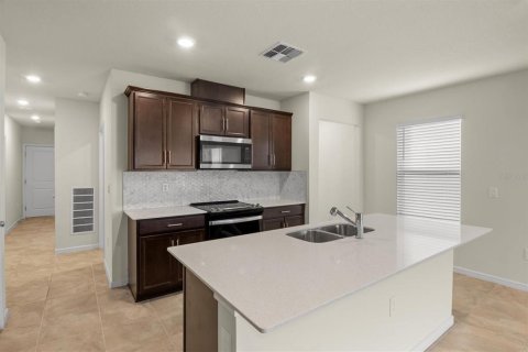 House in Clermont, Florida 4 bedrooms, 146.79 sq.m. № 2218217 - photo 7