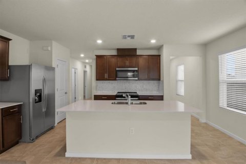 House in Clermont, Florida 4 bedrooms, 146.79 sq.m. № 2218217 - photo 6