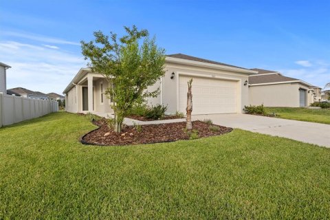 House in Clermont, Florida 4 bedrooms, 146.79 sq.m. № 2218217 - photo 2