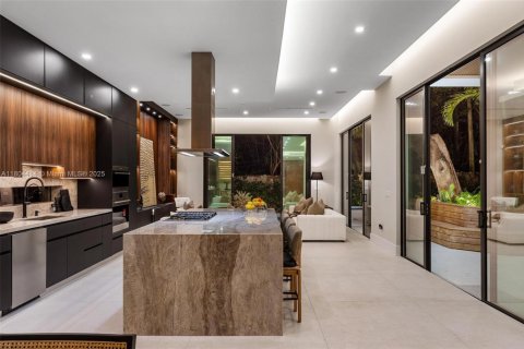 Casa en venta en Miami, Florida, 5 dormitorios, 461.91 m2 № 1728881 - foto 14