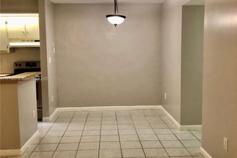 Купить кондоминиум в Тамарак, Флорида 2 спальни, 76.18м2, № 2016532 - фото 3