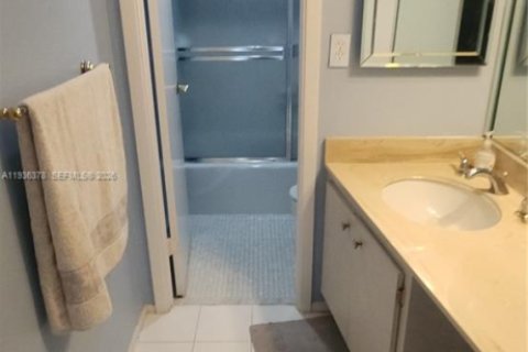 Condominio en alquiler en Hallandale Beach, Florida, 2 dormitorios, 115.2 m2 № 2004132 - foto 18