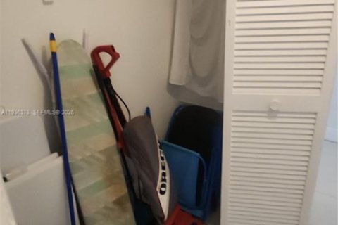 Condominio en alquiler en Hallandale Beach, Florida, 2 dormitorios, 115.2 m2 № 2004132 - foto 25