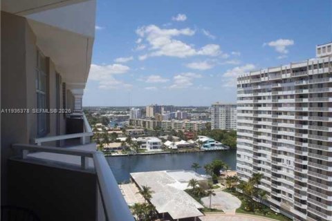 Condominio en alquiler en Hallandale Beach, Florida, 2 dormitorios, 115.2 m2 № 2004132 - foto 3