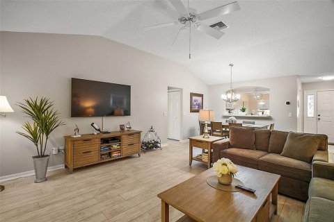 House in The Villages, Florida 3 bedrooms, 145.02 sq.m. № 1667045 - photo 13