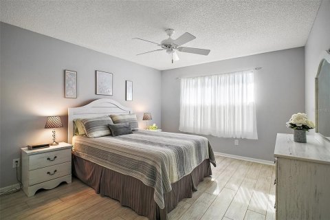 House in The Villages, Florida 3 bedrooms, 145.02 sq.m. № 1667045 - photo 6