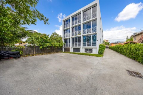 Propiedad comercial en venta en Miami, Florida № 1979394 - foto 7