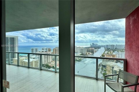 Condo in Hallandale Beach, Florida, 2 bedrooms  № 2041643 - photo 14