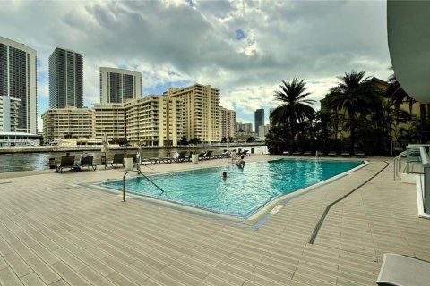 Condo in Hallandale Beach, Florida, 2 bedrooms  № 2041643 - photo 25