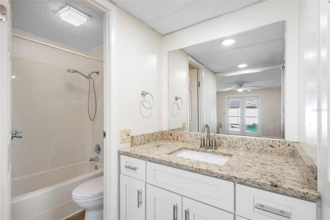 House in Deltona, Florida 3 bedrooms, 133.78 sq.m. № 2094448 - photo 15