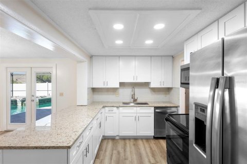 House in Deltona, Florida 3 bedrooms, 133.78 sq.m. № 2094448 - photo 3