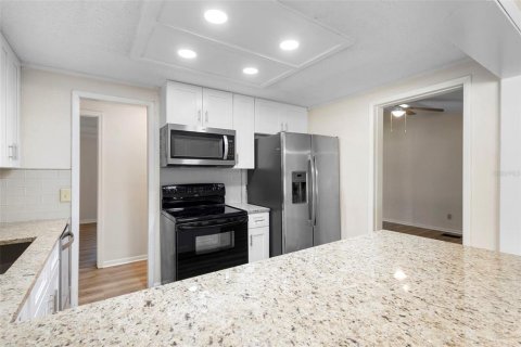 House in Deltona, Florida 3 bedrooms, 133.78 sq.m. № 2094448 - photo 5