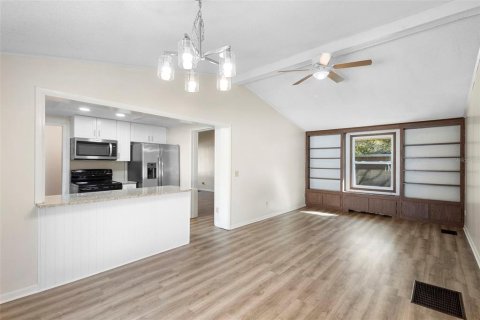 House in Deltona, Florida 3 bedrooms, 133.78 sq.m. № 2094448 - photo 8