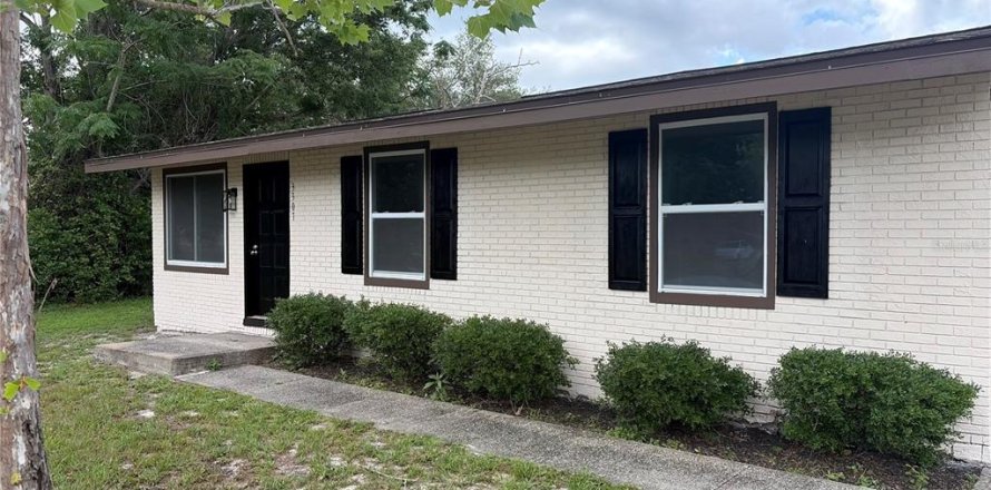 House in Deltona, Florida 3 bedrooms, 133.78 sq.m. № 2094448