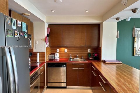 Condo in Miami, Florida, 2 bedrooms  № 1994601 - photo 10