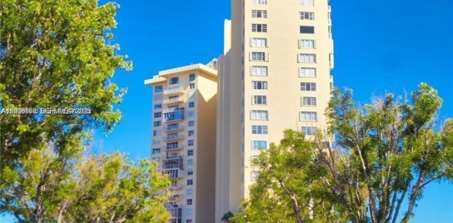 Condo in Miami, Florida, 2 bedrooms  № 1994601