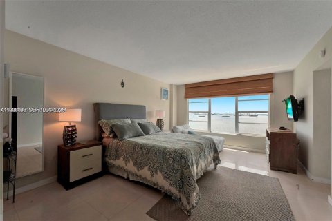 Condo in Miami, Florida, 2 bedrooms  № 1994601 - photo 12