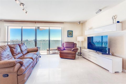 Condo in Miami, Florida, 2 bedrooms  № 1994601 - photo 14