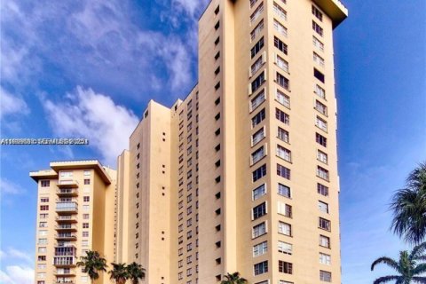 Condo in Miami, Florida, 2 bedrooms  № 1994601 - photo 2