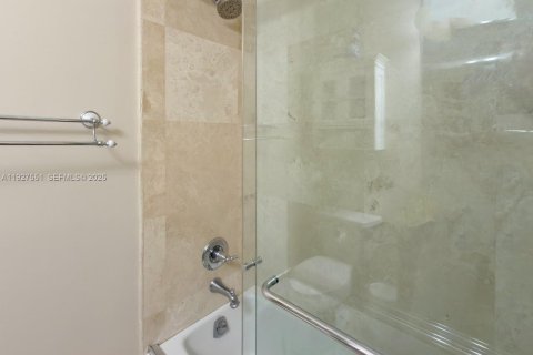 Снять в аренду виллу или дом в Форт-Лодердейл, Флорида 5 спален, 258.27м2, № 1986331 - фото 23