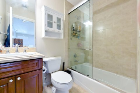 Снять в аренду виллу или дом в Форт-Лодердейл, Флорида 5 спален, 258.27м2, № 1986331 - фото 21