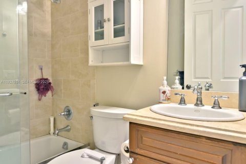 Снять в аренду виллу или дом в Форт-Лодердейл, Флорида 5 спален, 258.27м2, № 1986331 - фото 22