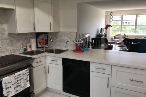 Снять в аренду кондоминиум в Халландейл-Бич, Флорида 1 спальня, 99.5м2, № 1963424 - фото 6