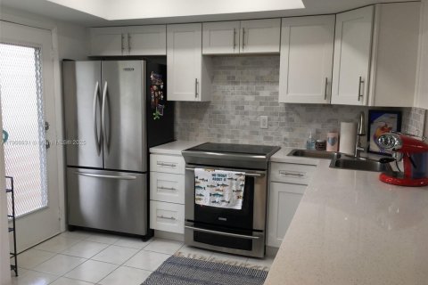 Снять в аренду кондоминиум в Халландейл-Бич, Флорида 1 спальня, 99.5м2, № 1963424 - фото 2