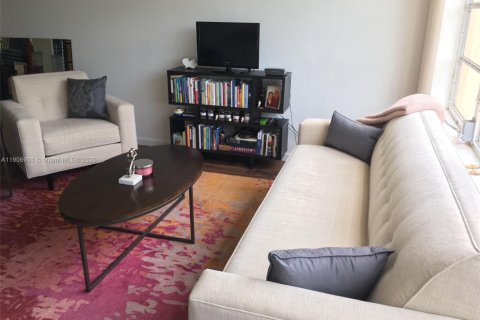 Снять в аренду кондоминиум в Халландейл-Бич, Флорида 1 спальня, 99.5м2, № 1963424 - фото 1