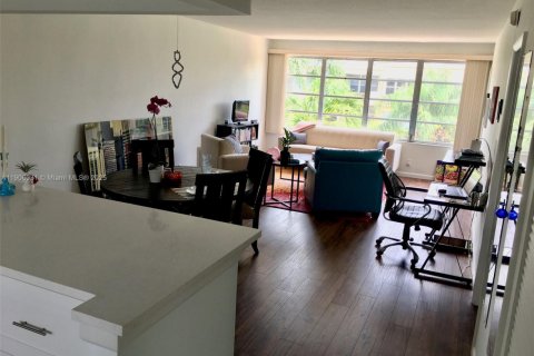 Снять в аренду кондоминиум в Халландейл-Бич, Флорида 1 спальня, 99.5м2, № 1963424 - фото 10