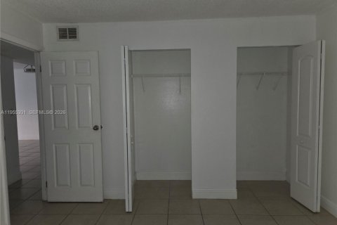 Condominio en alquiler en Hialeah, Florida, 2 dormitorios, 103.96 m2 № 2011112 - foto 11