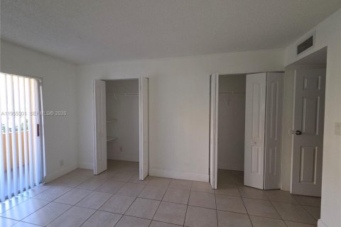 Condominio en alquiler en Hialeah, Florida, 2 dormitorios, 103.96 m2 № 2011112 - foto 3