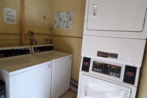 Condominio en alquiler en Hialeah, Florida, 2 dormitorios, 103.96 m2 № 2011112 - foto 18